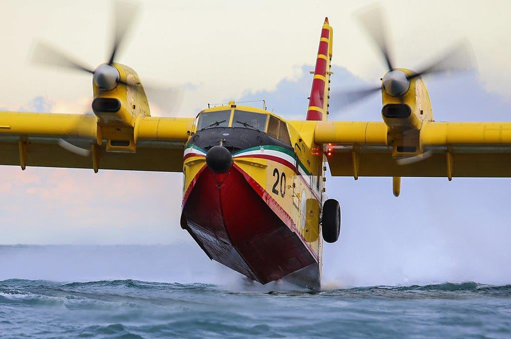 CL-415 γλυτώνει παρά τρίχα από σοβαρό ατύχημα (βίντεο)